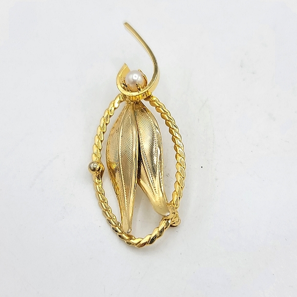 Elegant Textured Gold Tone Leaf Wreath Brooch with Faux Pearl Accent - Picture 3 of 11